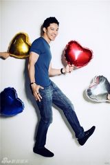 组图：立威廉化身百变型男 圣诞写真大片温馨出炉