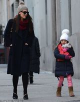 组图：凯蒂赴百老汇演出 女儿抱小熊同行温馨