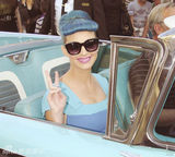 组图：凯蒂佩里蓝发爆乳似芭比 斗鸡眼表情鬼马