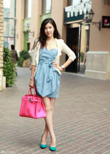 组图：徐立牛仔抹胸裙搭配玫红色手提包