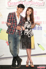 组图：林心如汪东城亮相 靓丽帅气二人抢镜