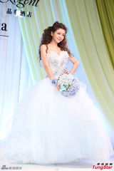 组图：李毓芬婚纱装亮相 笑容甜美妩媚动人