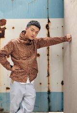 组图：包贝尔豹纹装亮相 “青年节”搞怪萌照