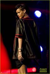 组图：蕾哈娜巡演激情献唱 大秀好身材