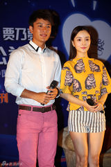 组图：李小璐恢复苗条热裤秀腿 揽贾乃亮做公益