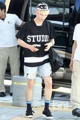 组图：韩团SHINee清凉潮装现身机场赴新