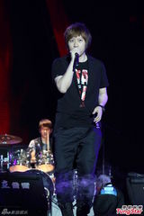 组图：五月天西岸音乐节开唱 女粉丝激动昏倒