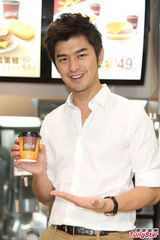 组图：陈柏霖咖啡成瘾 与柯震东合拍微电影