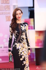 组图：范玮琪中国风长裙亮相 红唇优雅似女神