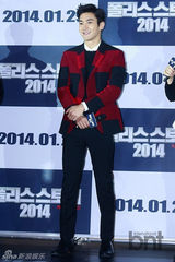 组图：成龙韩国宣传《警察故事》 始源义气助阵