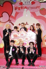 组图：韩团Block B亲民袭港 成员朴经疯狂送抱