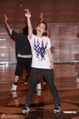 幻灯图集：Twins为个唱彩排 陈伟霆容祖儿探望加油