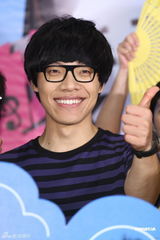 组图：卢广仲打鼓处女秀 入伍前赶推新专辑