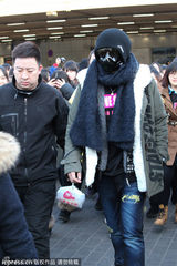 组图：罗志祥带防毒面具现身 粉丝送主席套餐