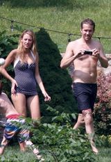 组图：雷诺兹聚会裸上身热吻布莱克-莱弗利