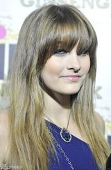 组图：杰克逊女儿长裙妩媚 次子长发飘逸似小大人