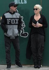 组图：Pink与老公街头亲昵 恩爱13年如胶似漆