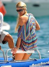 幻灯图：希尔顿姐妹法国度假 穿性感比基尼玩跳板