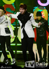 组图：SHINee复古亮相《冠军秀》4minute潮味足