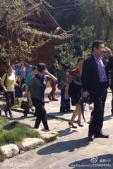 组图：宋祖英升团长后携丈夫情侣装出游