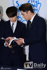 组图：SJ推旅行书分享韩国点滴 成员甜蜜拥抱