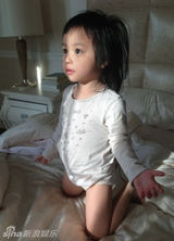 组图：赵薇爱女小四月成长记录 撒娇卖萌惹人爱