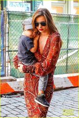 组图：米兰达深V长裙美艳 小宝贝幸福躺妈肩头