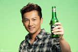 高清图：苏有朋代言啤酒现场豪饮 造型粗犷有力