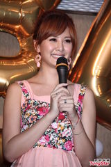 组图：安心亚粉裙亮相歌迷会 台上跳舞性感甜美