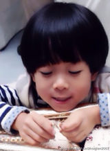 组图：华少7岁可爱儿子近照活泼搞怪