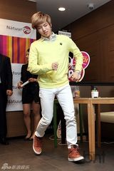 组图：韩团INFINITE出席代言品牌粉丝签名会