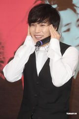 组图：SJ-M台北签唱会 兄弟情深互喂台湾小吃