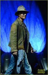 组图：约翰尼德普登台宣传 尽显不羁熟男魅力