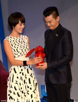 组图：朱丹首度与男友周一围同台 牵手晒幸福