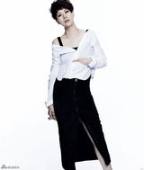 组图：海清轻解衣衫秀红唇 展露调皮女人味