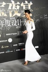 组图：黄奕斑马纹抹胸裙亮相晚宴 笑对不和风波