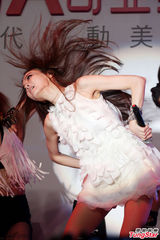 组图：谢金燕自豪身材好秀美腿 垂涎年轻猛男