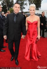 组图：56届格莱美红毯 泰勒透视麦当娜反串绅士