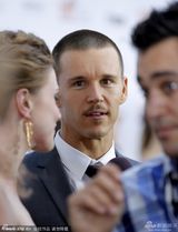 组图：《对的错误》首映 莎拉-坎宁着抹胸裙