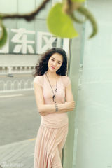 组图：邢宇菲曝夏日生活街拍显率性本色