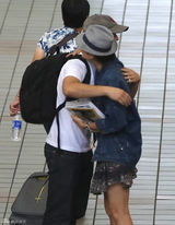 组图：囧瑟夫玛丽昂机场相遇 短暂叙旧拥抱告别