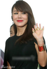 组图：严正花黑裙霸气 烈焰红唇显女王气场