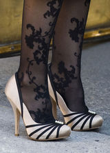 高清组图：莉顿-梅斯特街拍 白色大衣搭配靓包