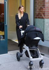 组图：卡戴珊推超豪华婴儿车出街 保镖护驾大牌