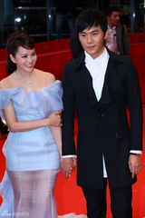 伊能静秦昊柏林挽手走红毯 戴情侣对戒动作亲昵