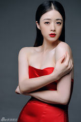 组图：蒋欣开年红裙大片秀香肩美艳动人