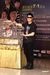 组图：潘玮柏8月推新专辑 自曝私下十分邋遢