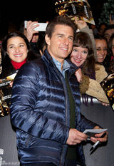 组图：阿汤哥《杰克-理查尔》首映与女星亲密互动