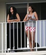 组图：新晋影后劳伦斯露台赏景 吞云吐雾饮美酒