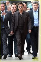 组图：阿汤哥搂神秘女与德普同场大抢风头